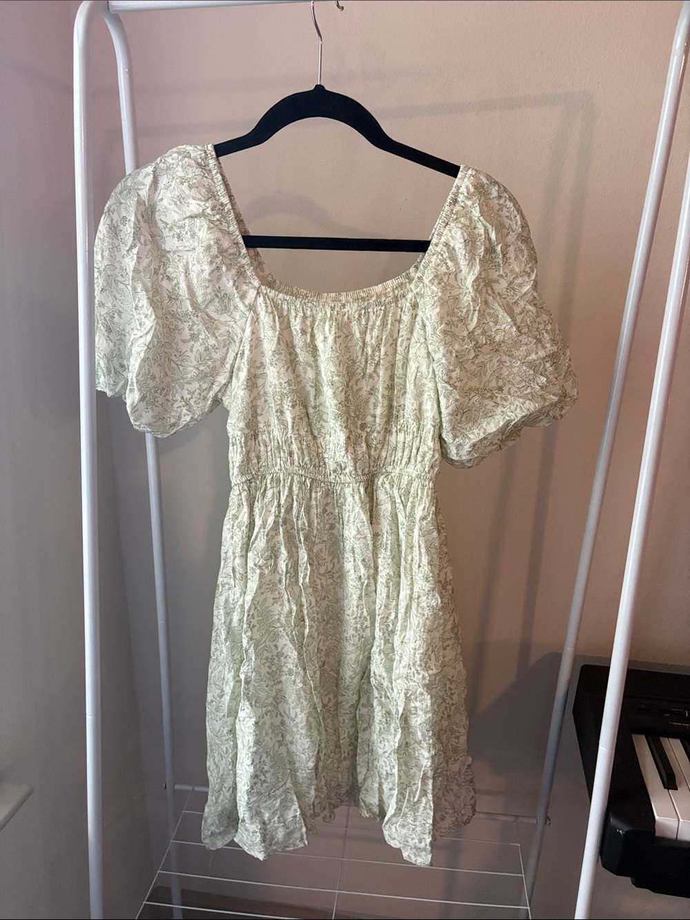 Pale Green Floral Puff-Sleeve Mini Dress